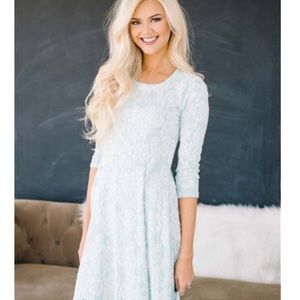 Neesee’s Elegant In Lace Mint Dress